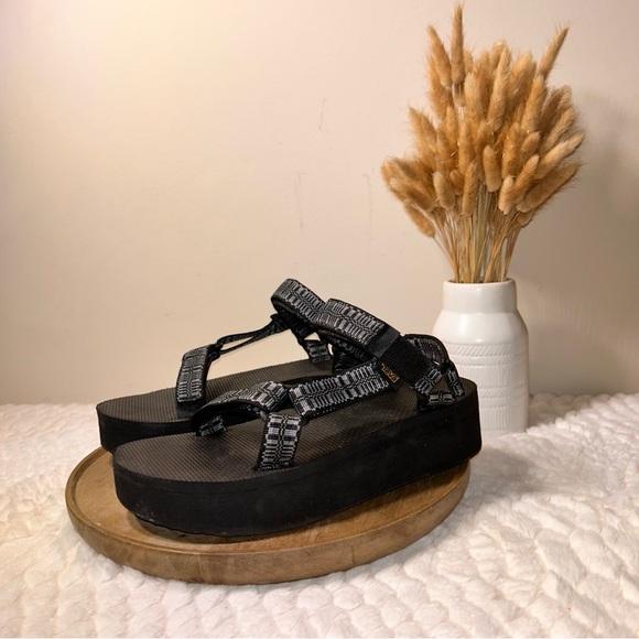 TEVA Women’s Flatform Universal Sandal. Black Size 8 - Picture 9 of 10